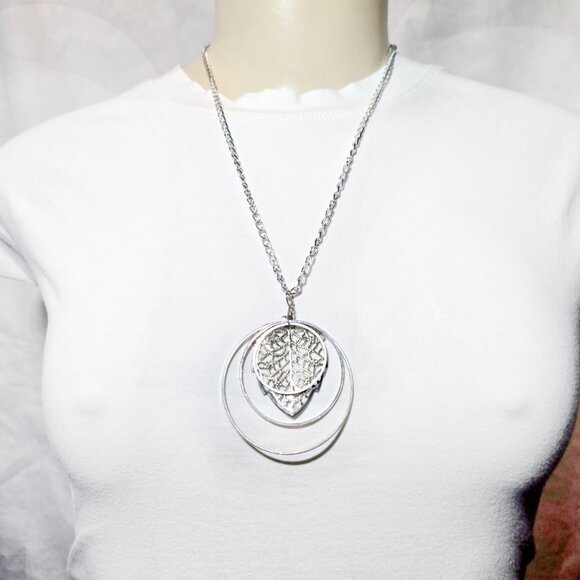 🍂Decorative Silver Framed Tri-Circle Leaf Filigree Abstract Fall Necklace🍂 - Picture 1 of 3